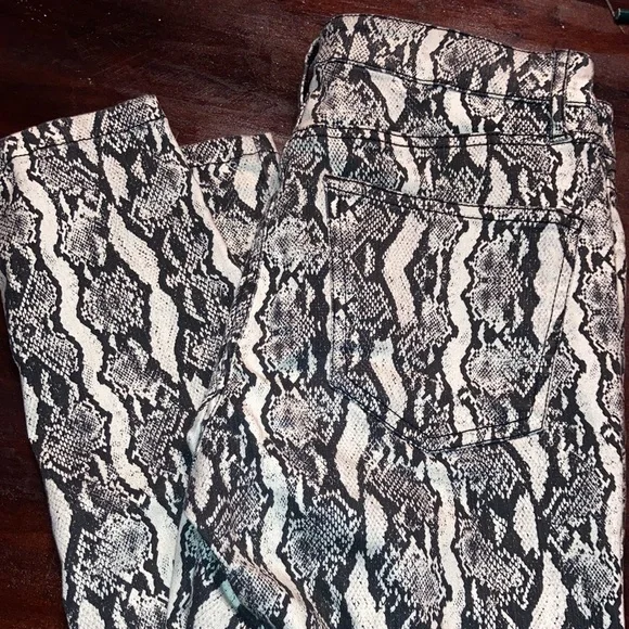 NWOT Snakeskin Print Wild Fable Skinny Jeggings Black & Cream Denim Size 2 - Picture 2 of 7